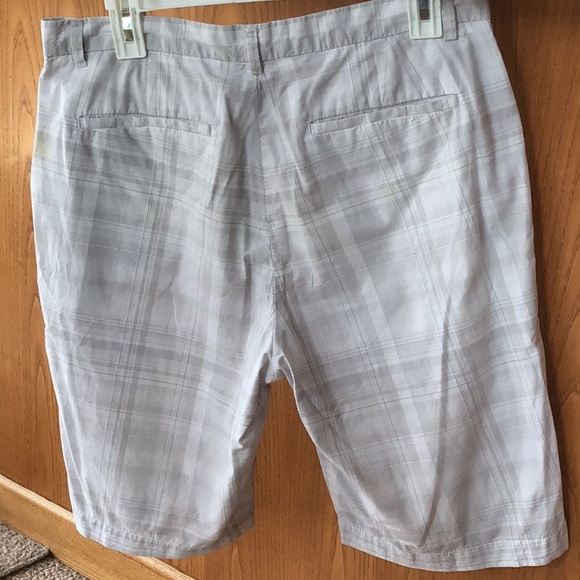 Calvin Klein White Flat Front Shorts for Summer - Picture 4 of 6